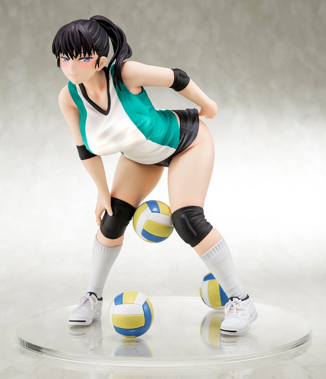 AKIRA TODO wearing stretchable bloomers