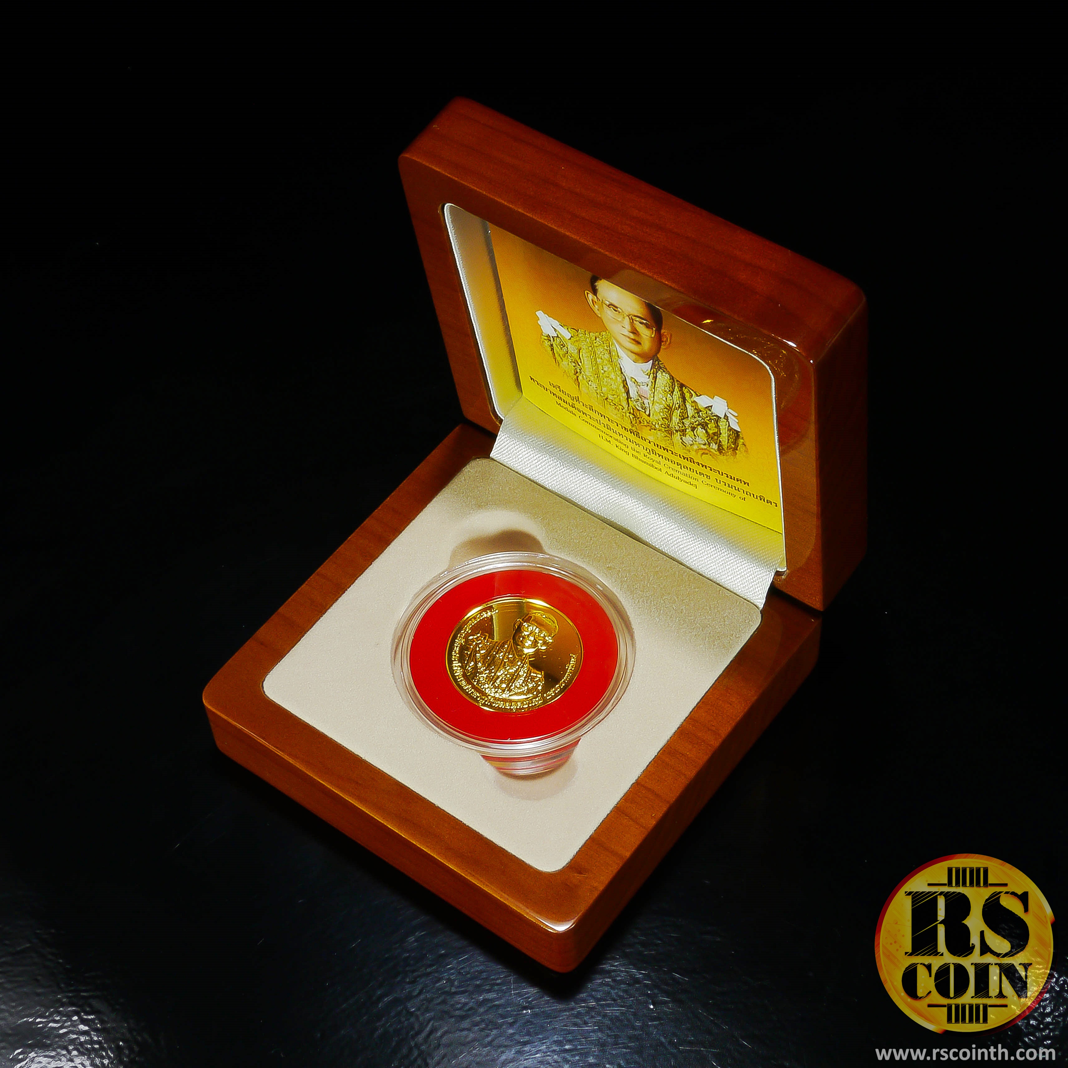 เหรียญทองคำ เหรียญที่ระลึกพระราชพิธีถวายพระเพลิงพระบรมศพพระบาทสมเด็จพระปรมินทรมหาภูมิพลอดุลยเดช บรมนาถบพิตร 26 ตุลาคม 2560