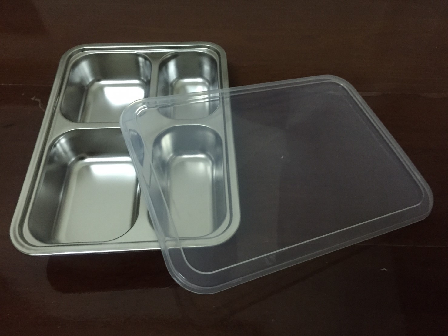 ถาดหลุม ถาดหลุมมีฝา