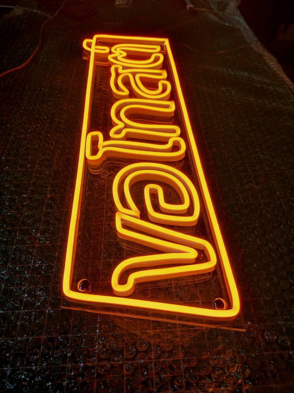 ป้ายไฟนีออนดัด LED แสงสีเหลือง - ขอโทสต์ อะคริลิคใสรองหลังเจอะมุม 4 รู