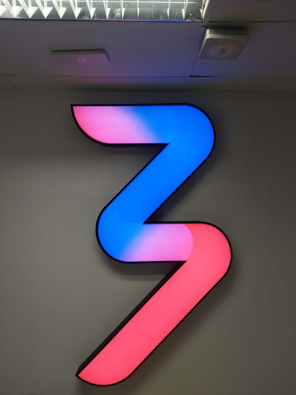 ป้ายซิงค์ หน้าอะคริลิคติดสติ๊กเกอร์ ไฟออกหน้า - ติดตั้งป้ายทองหล่อ