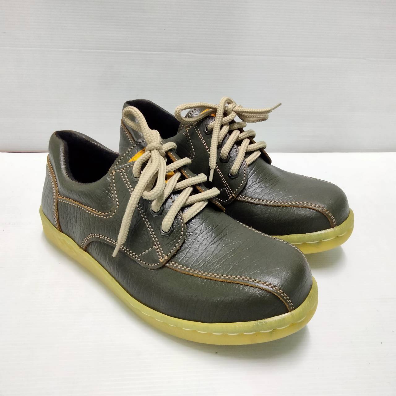 รองเท้าเซฟตี้รุ่นหนังข้างหนังลายสีเขียว