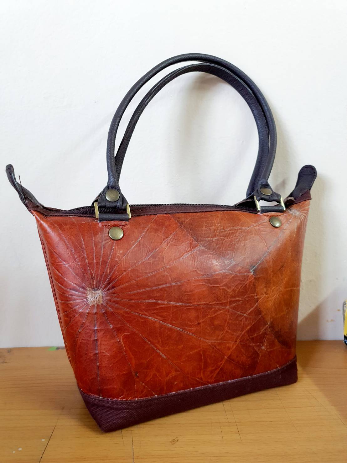 กระเป๋าคล้องแขน Dé Bua (เดอ บัว) ทำจากใบบัว มือสอง สภาพดี ไม่มีตำหนิ