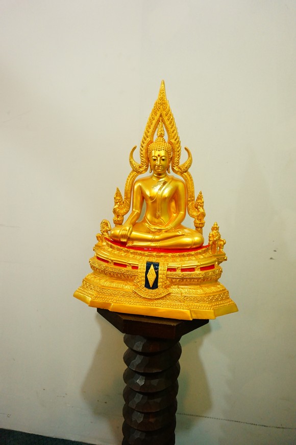 พระพุทธชินราช มวลสารผสมเหล็กน้ำพี้ สีทอง 9นิ้ว