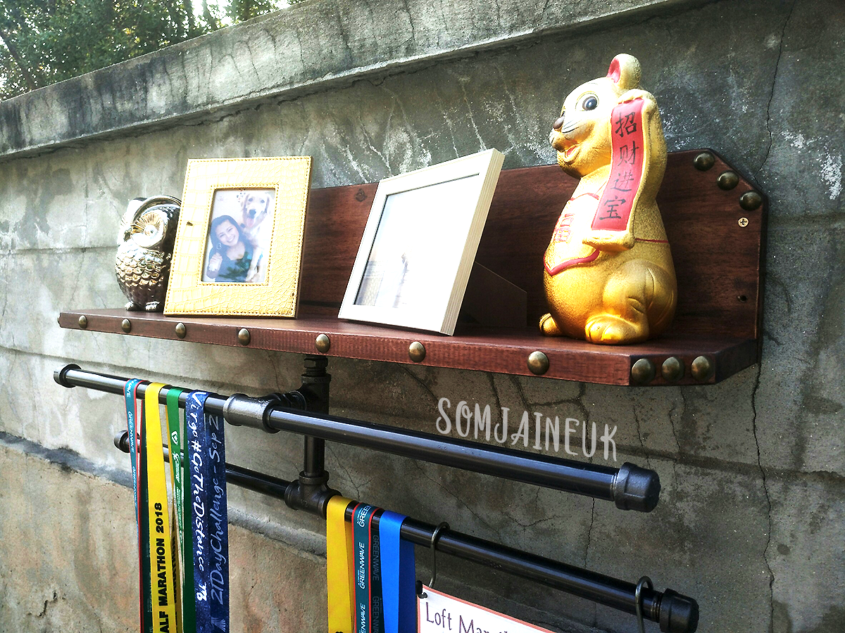 ราคาพิเศษ !!! ที่แขวนเหรียญและชั้นวางถ้วยรางวัลสไตล์ลอฟท์ แบบชั้นไม้แอลหงาย