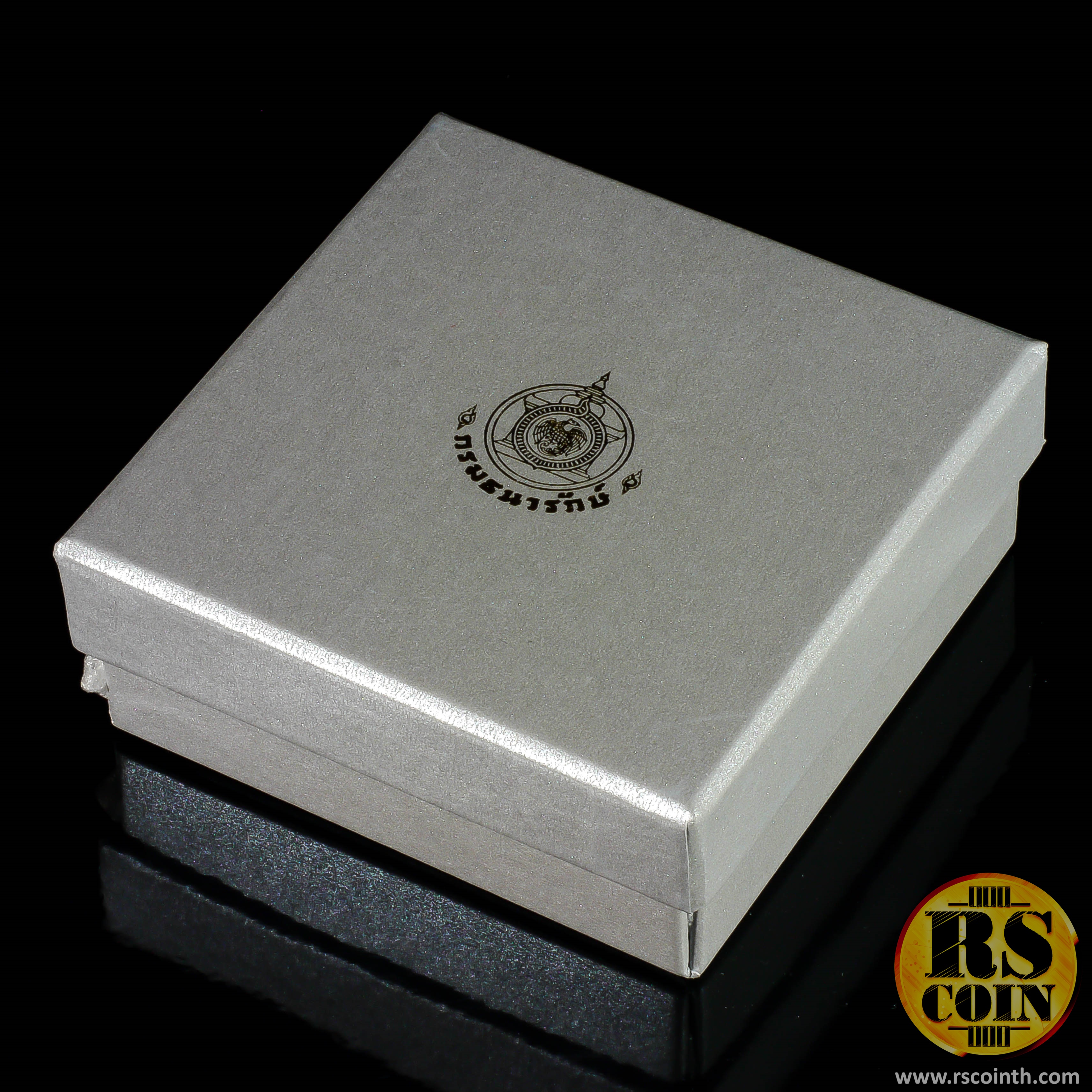 เหรียญกษาปณ์เงินขัดเงา เหรียญกษาปณ์ที่ระลึกเฉลิมพระเกียรติสมเด็จพระเทพรัตนราชสุดาฯสยามบรมราชกุมารี เนื่องในโอกาสที่องค์การทรัพย์สินทางปัญญาโลก (WIPO) ทูลเกล้าฯ ถวาย "รางวัลความเป็นเลิศด้านการสร้างสรรค์" 27 สิงหาคม 2558