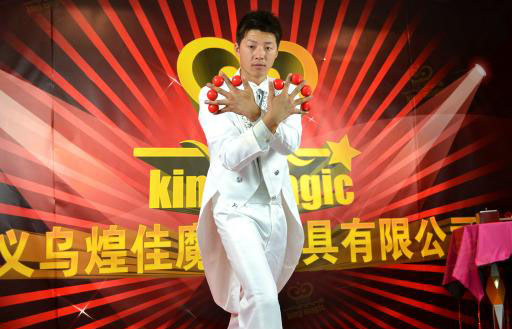 ชุดนักมายากล สีขาว / White Tailed Coat