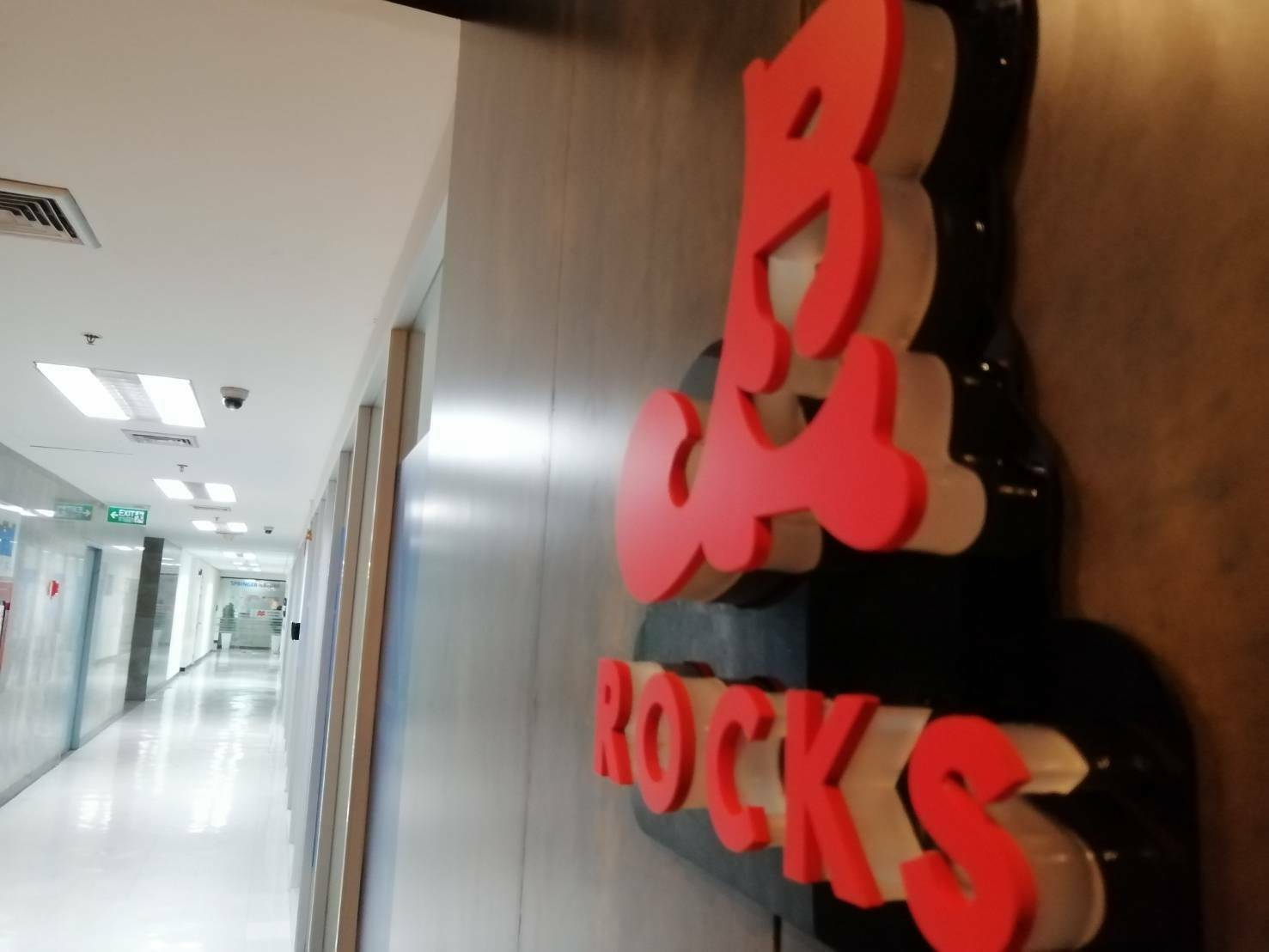 ป้ายอะคริลิคไดคัท แสงออกด้านข้าง ติดตั้ง ตกแต่ง บริษัท ร็อคส์ พีซีจำกัด