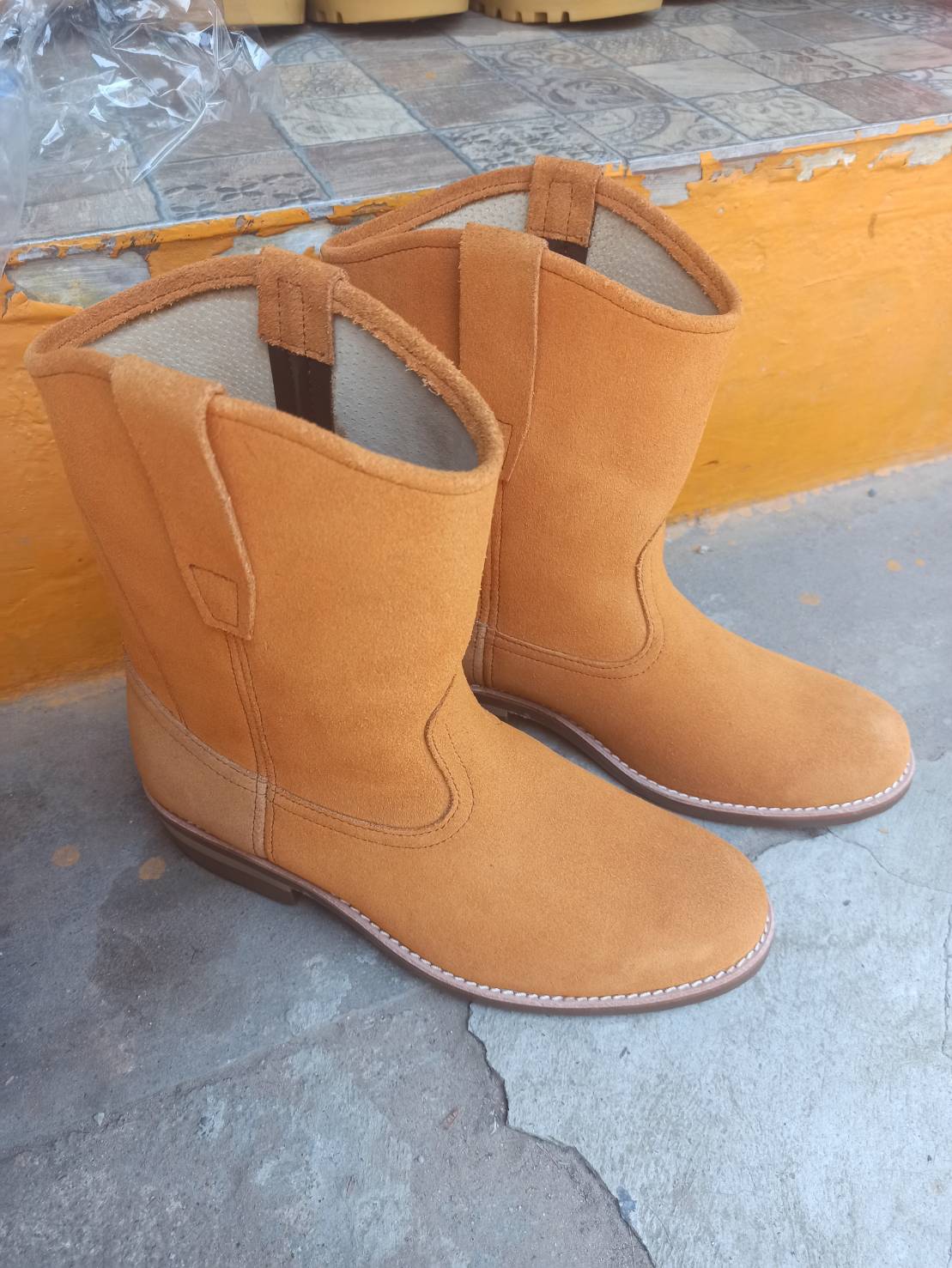 รองเท้าบูทเซฟตี้หนังกลับสีแทน หัวกลาง พื้นสีน้ำตาล ไซส์39-45