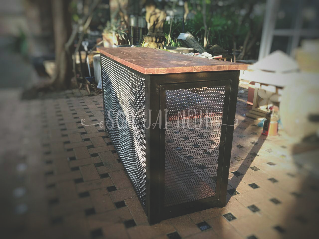 โต๊ะเคาน์เตอร์ชั้นวางยาว 1.5 เมตร แต่งตะแกรงฉีก สไตล์ลอฟท์