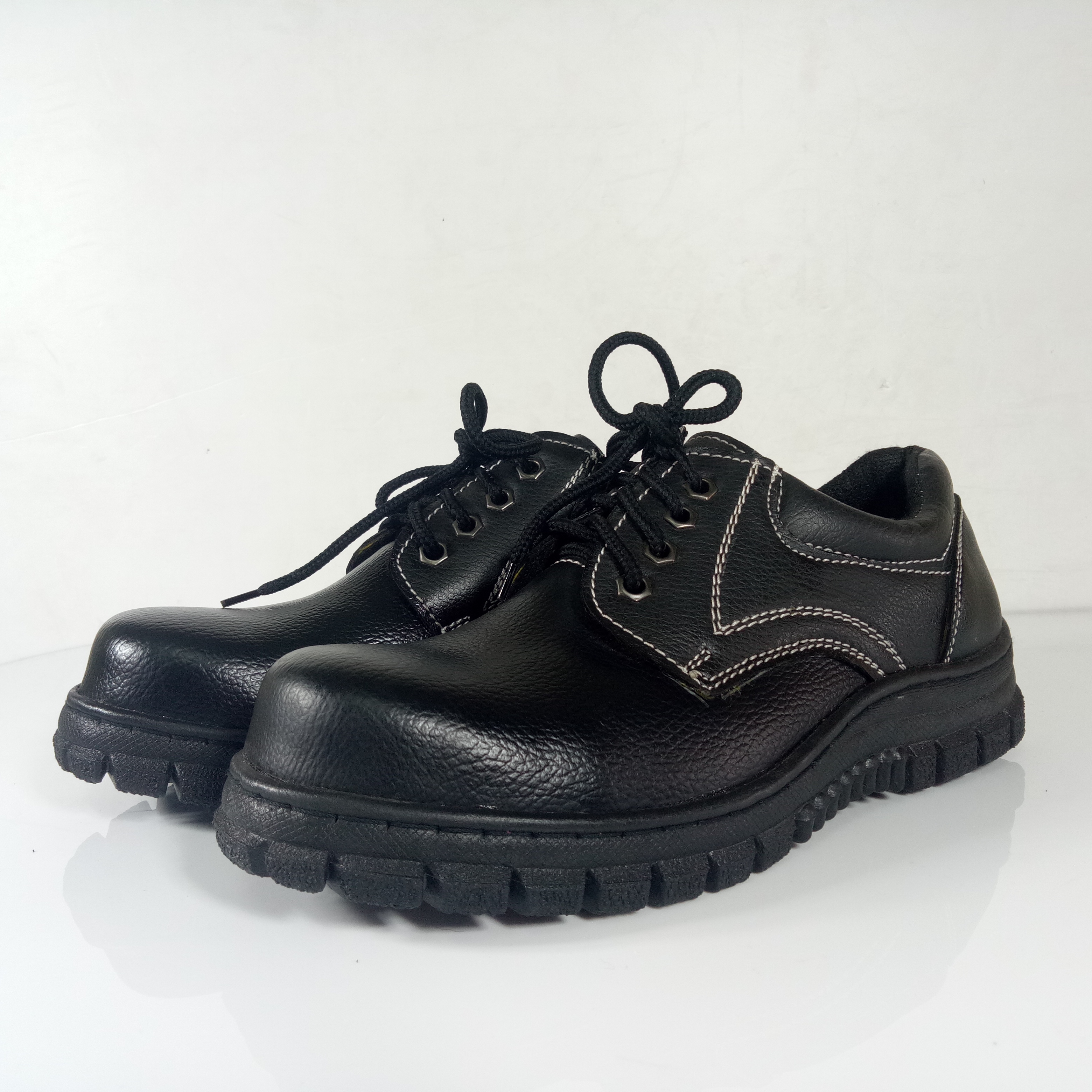 ร้องเท้าเซฟตี้ หนังพียูหัวเหล็ก สีดำ