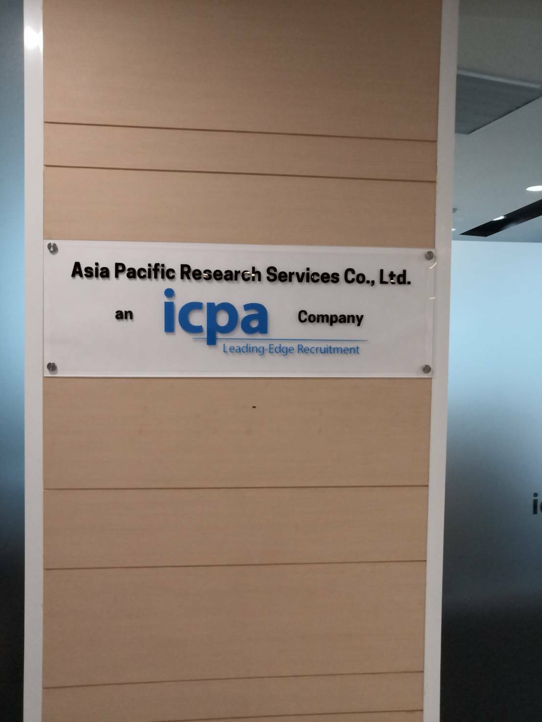 ป้ายอะคริลิคใส ติดสติ๊กเกอร์ไดคัท - ป้ายบริษัท icpa ติดตั้งป้ายตึกออฟฟิศ สีลม