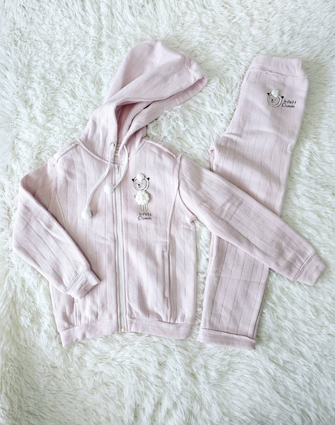 ชุดเซ็ท Le Petit Pumm ไซส์ 4y by ChaLom มือสอง เหมือนใหม่ ตำหนิ>เสื้อด้านหลังมีรอยจุดเล็กน้อย