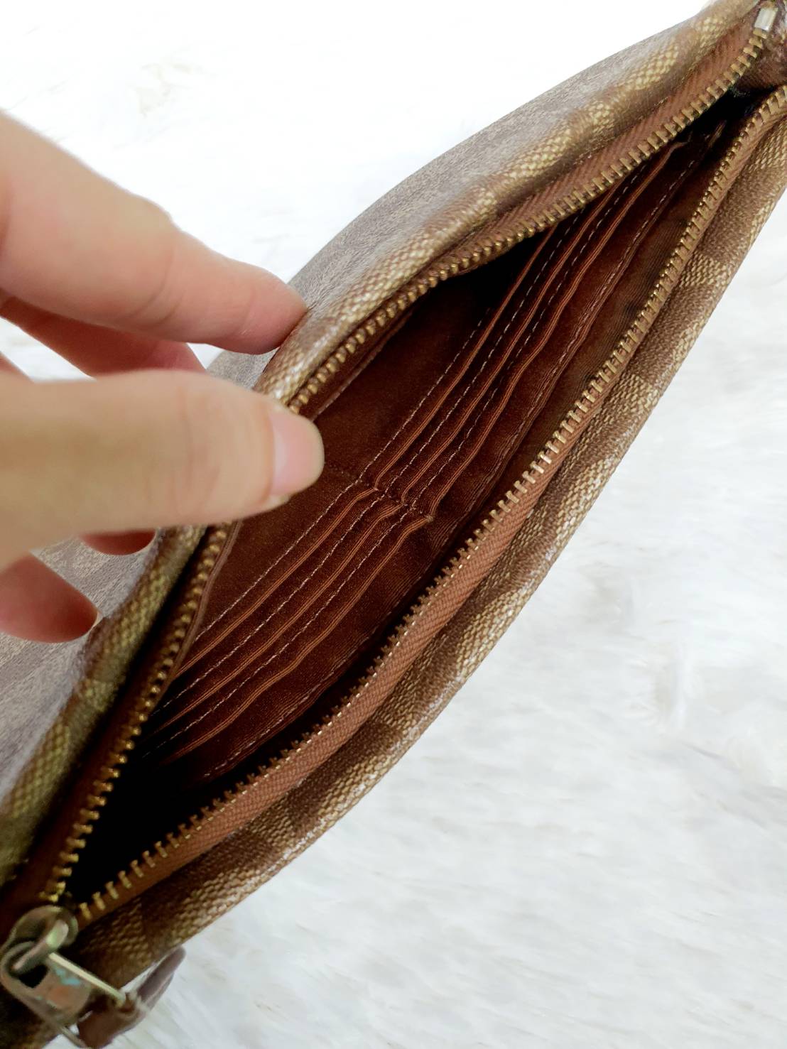 กระเป๋าสตางค์ คล้องมือ 1 ซิป COACH แท้ Signature Coated Canvas มือสอง สภาพดี ตำหนิเล็กน้อย