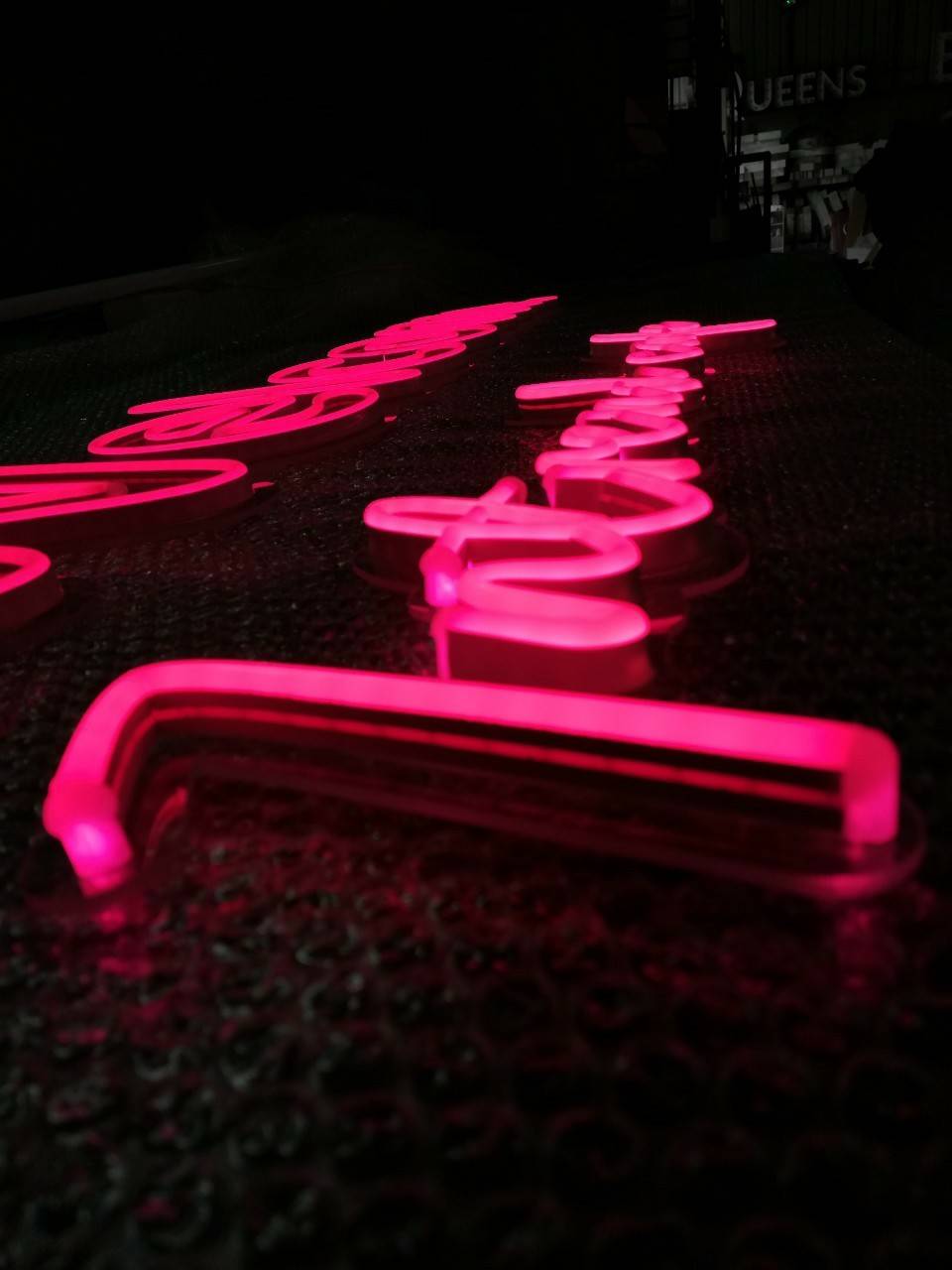 ป้ายไฟนีออน LED แสงสีชมพู Welcome lntrend cake
