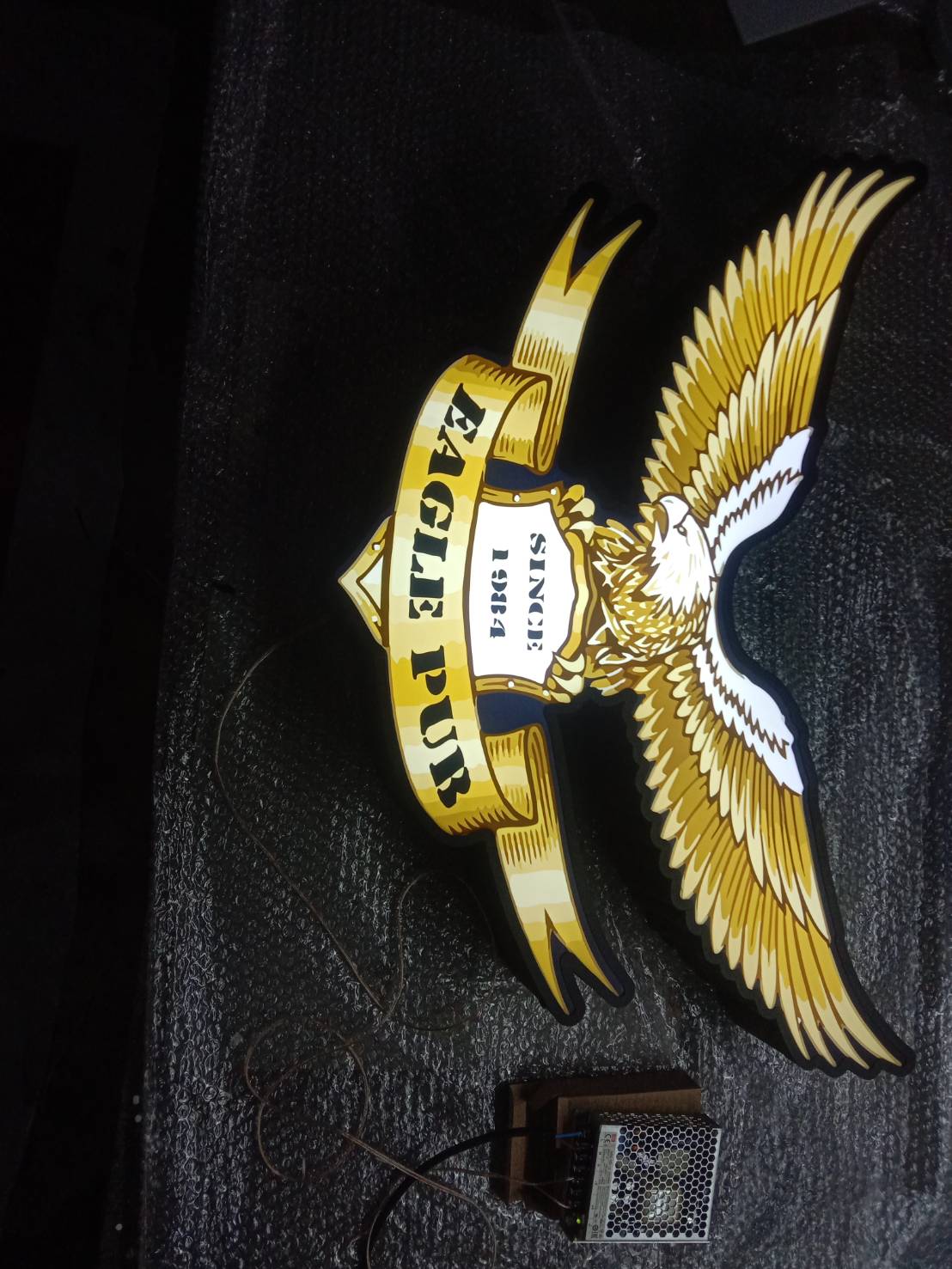 ป้ายกล่องไฟไดคัท ติดไฟออกหน้า - EAGLE PUB