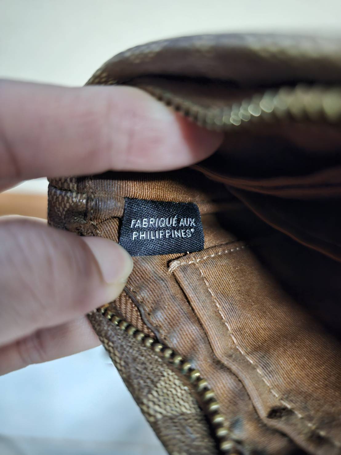 กระเป๋าสตางค์ คล้องมือ 1 ซิป COACH แท้ Signature Coated Canvas มือสอง สภาพดี ตำหนิเล็กน้อย