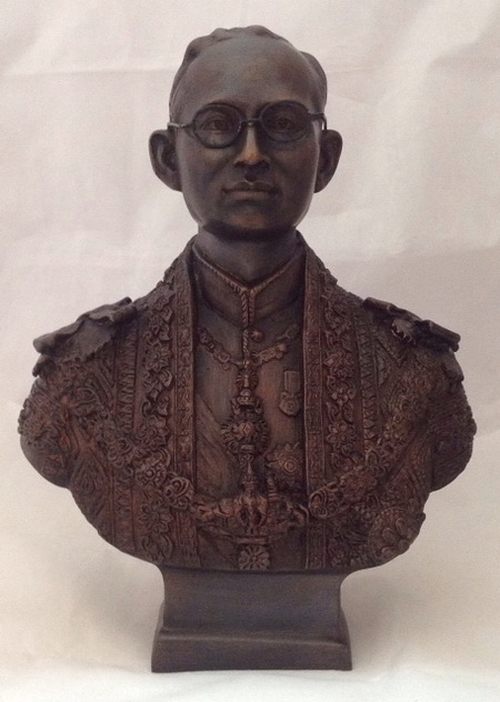 พระบรมรูป รัชกาลที่ 9 พิมพ์ครึ่งตัว ทรงชุดครองราชย์ สูง 25 ซ.ม.