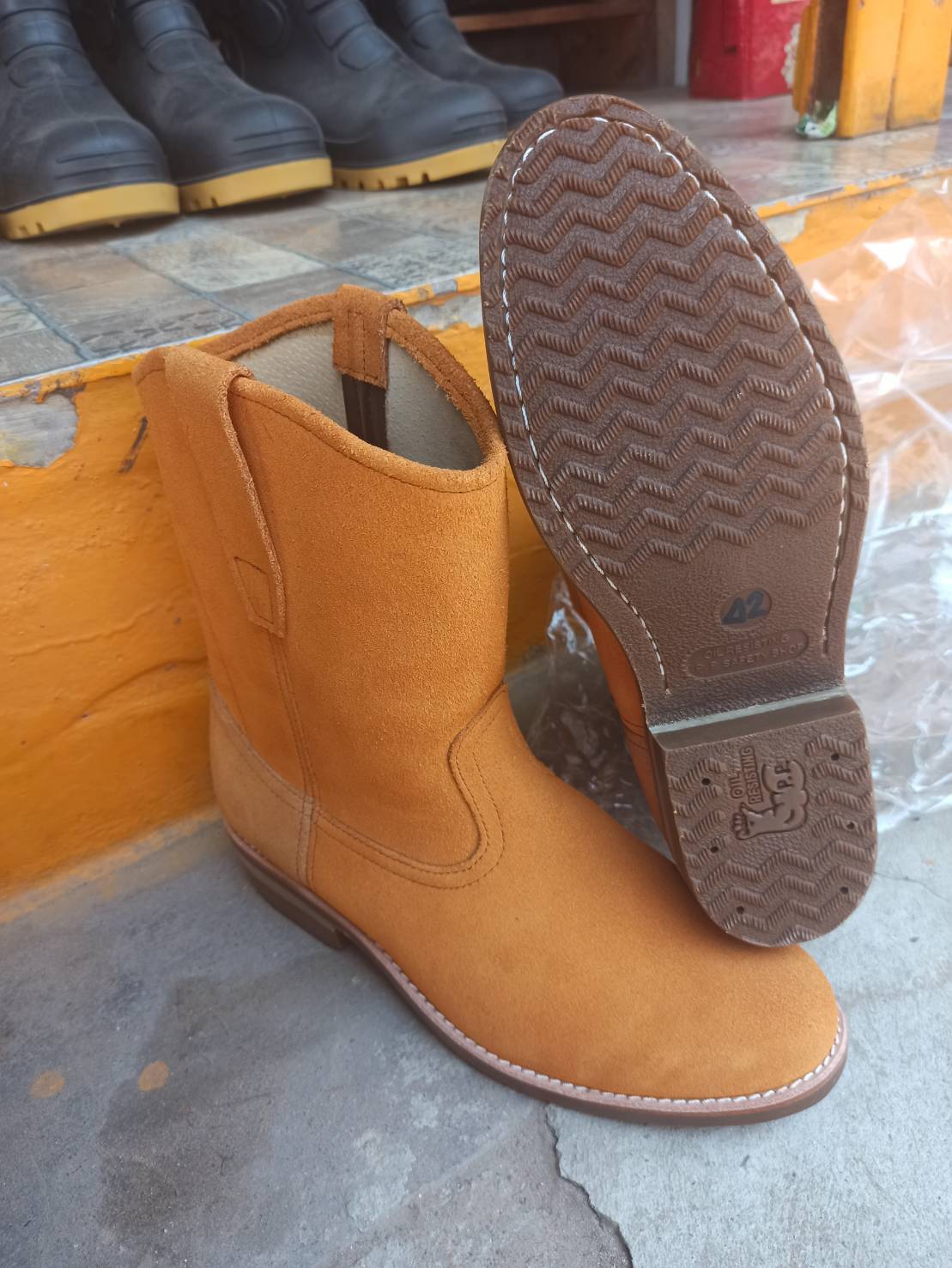 รองเท้าบูทเซฟตี้หนังกลับสีแทน หัวกลาง พื้นสีน้ำตาล ไซส์39-45