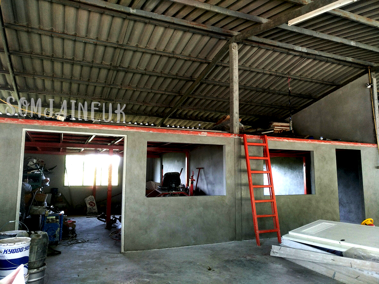 ฉาบผนังปูนลอฟท์ด้านหน้าและในห้องทำงาน พื้นที่รวม 55 ตร.ม. และติดตั้งชั้นวางแนวท่อ@พนัสนิคม จ.ชลบุรี