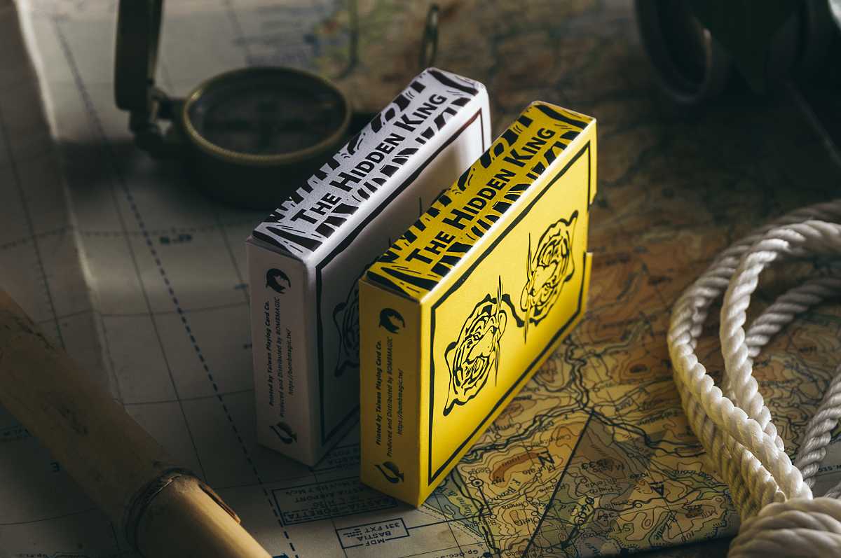 The Hidden King Playing Cards สีขาว