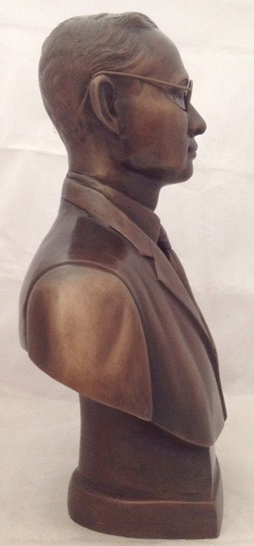 พระบรมรูป รัชกาลที่ 9 ชุดสากล พิมพ์ครึ่งท่อน สูง 29cm