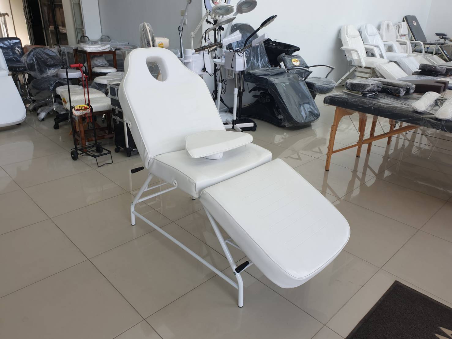 เตียงทำทรีทเม้นท์ เตียงนวดหน้า เตียงสักคิ้ว เตียงต่อขนตา รุ่น 8307 ราคาพิเศษ สำหรับ 3 ตัว (เฉลี่ยตัวละ 6210 บาท)