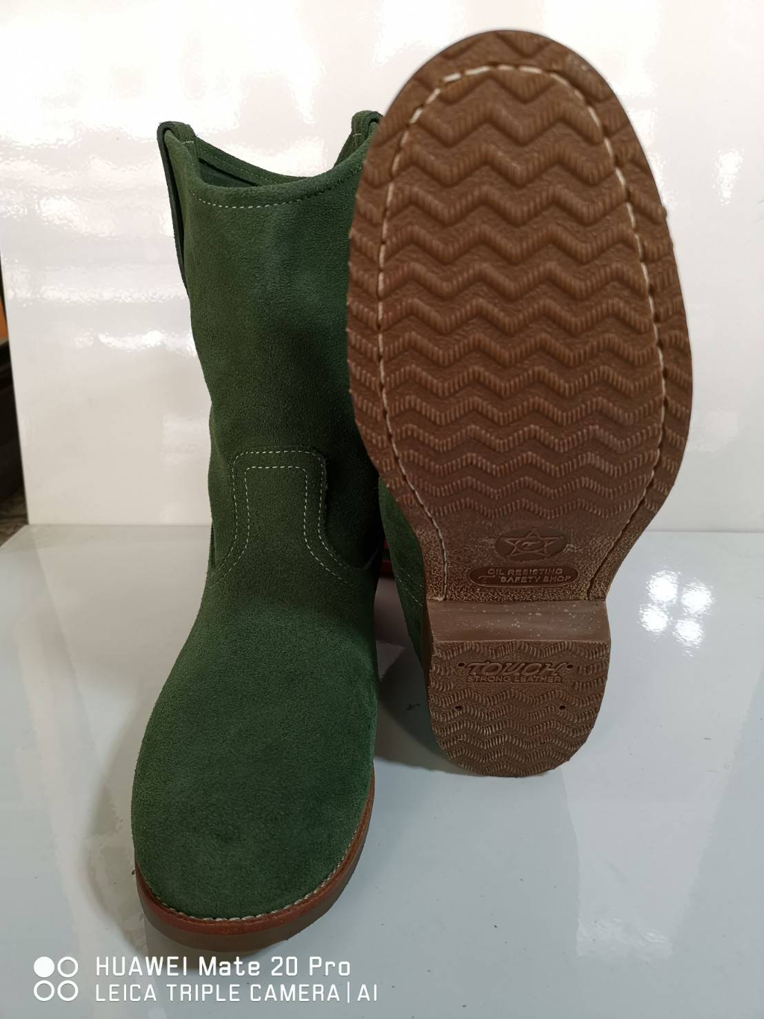 รองเท้าเซฟตี้ บูท หนังกลับ สีเขียวหัวกลม พื้นสีน้ำตาล Size39-48