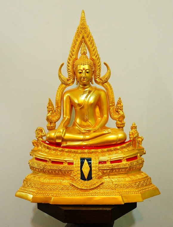 พระพุทธชินราช มวลสารผสมเหล็กน้ำพี้ สีทอง 9นิ้ว