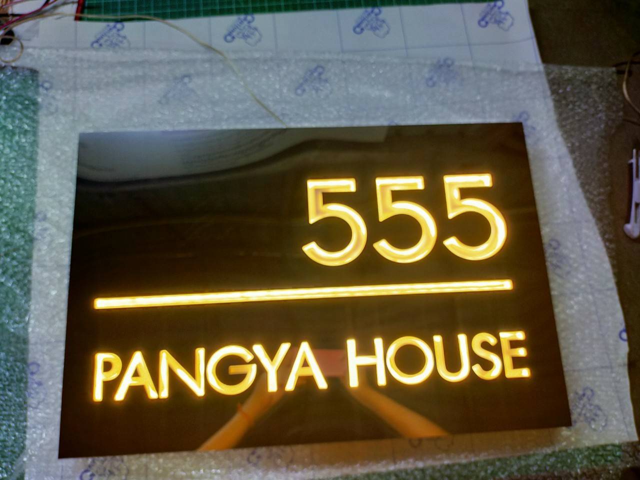 งานป้ายกล่องไฟสแตนเลส ตัดฉลุ ซ่อนไฟ LEDสีวอร์มออกหลัง