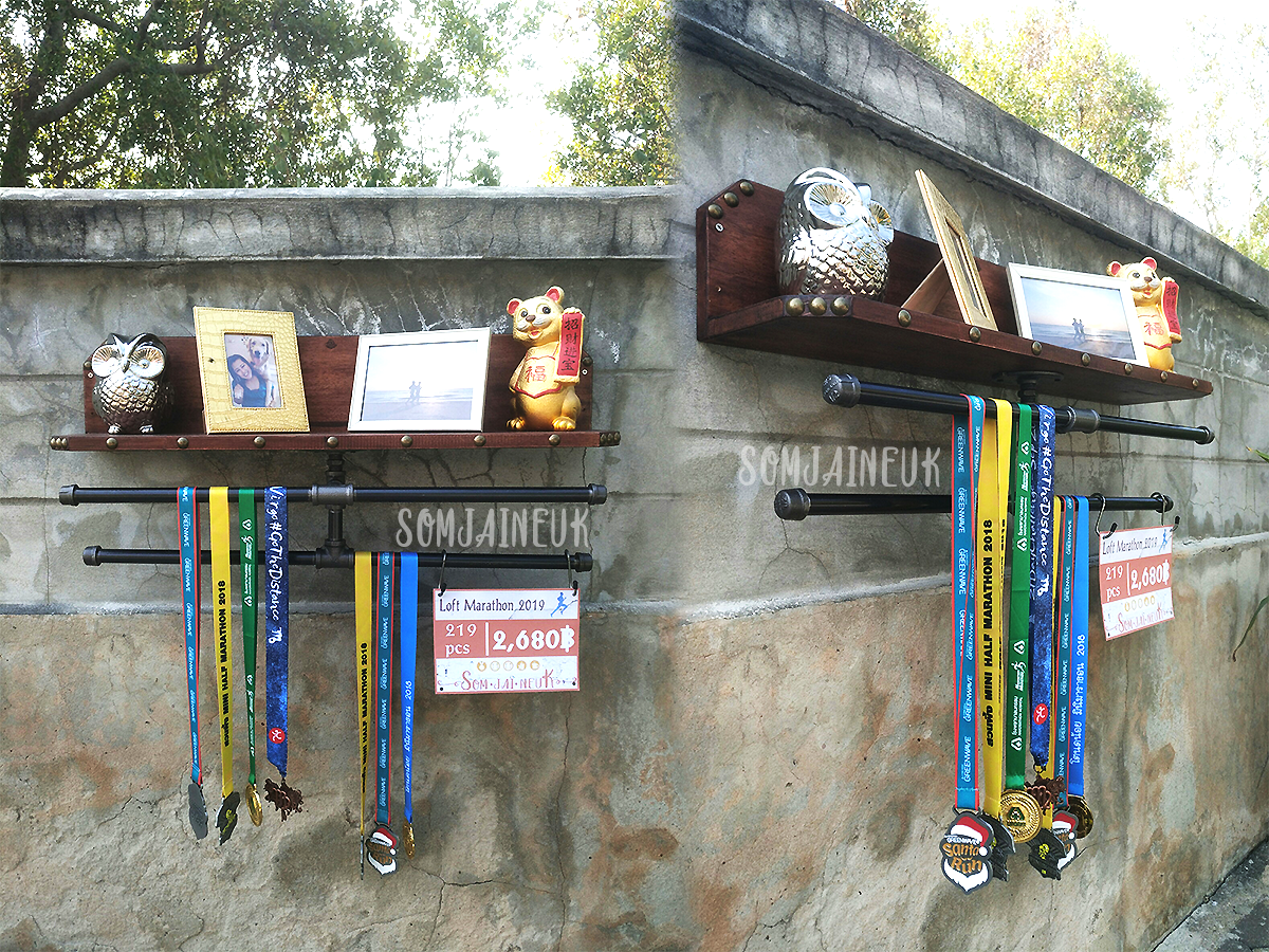 ราคาพิเศษ !!! ที่แขวนเหรียญและชั้นวางถ้วยรางวัลสไตล์ลอฟท์ แบบชั้นไม้แอลหงาย