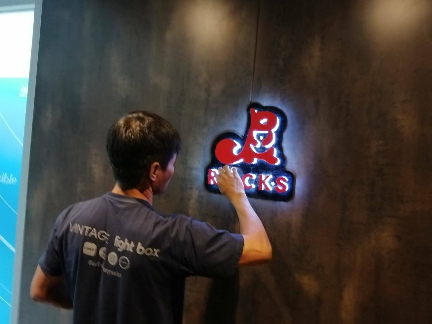 ป้ายอะคริลิคไดคัท แสงออกด้านข้าง ติดตั้ง ตกแต่ง บริษัท ร็อคส์ พีซีจำกัด