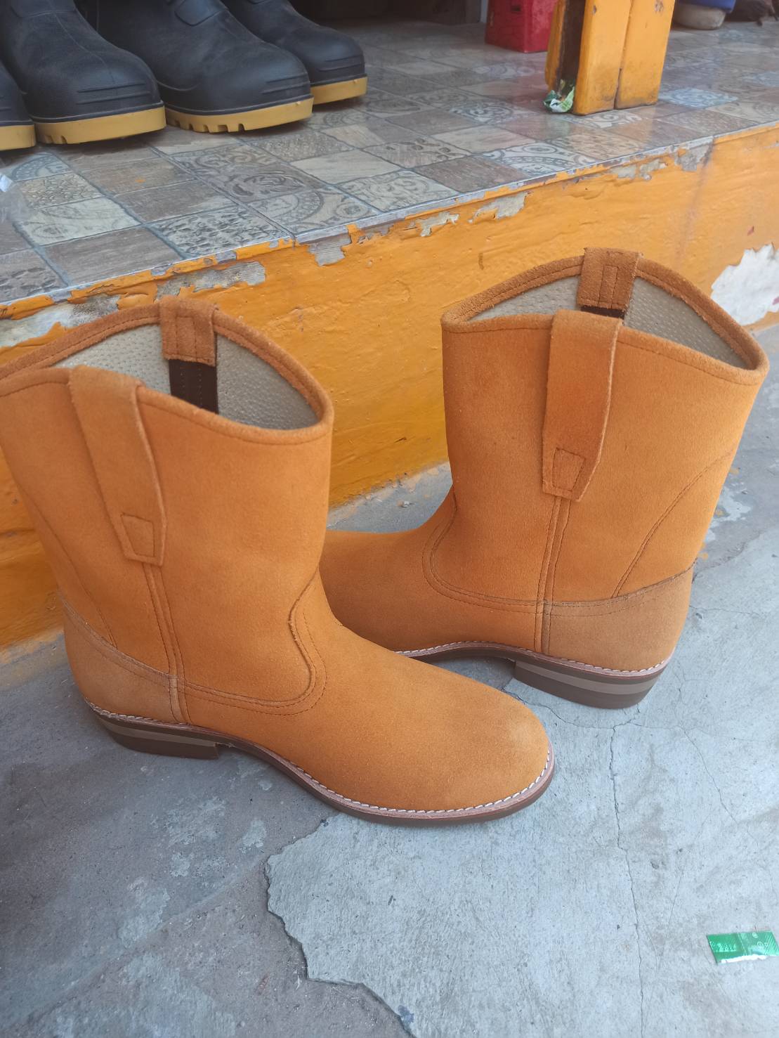 รองเท้าบูทเซฟตี้หนังกลับสีแทน หัวกลาง พื้นสีน้ำตาล ไซส์39-45