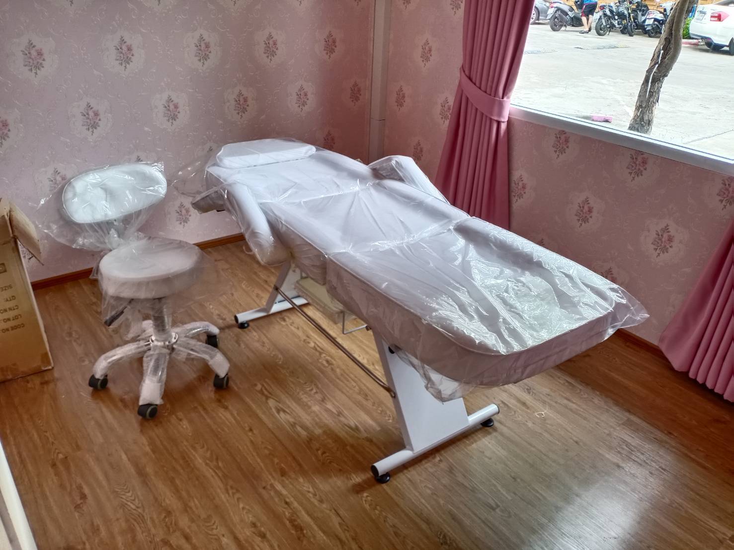 เตียงทรีทเม้นท์ เตียงสักคิ้ว แบบปรับระดับ แบบmanual รุ่น 626 พร้อมถาดใส่อุปกรณ์ใต้เตียง