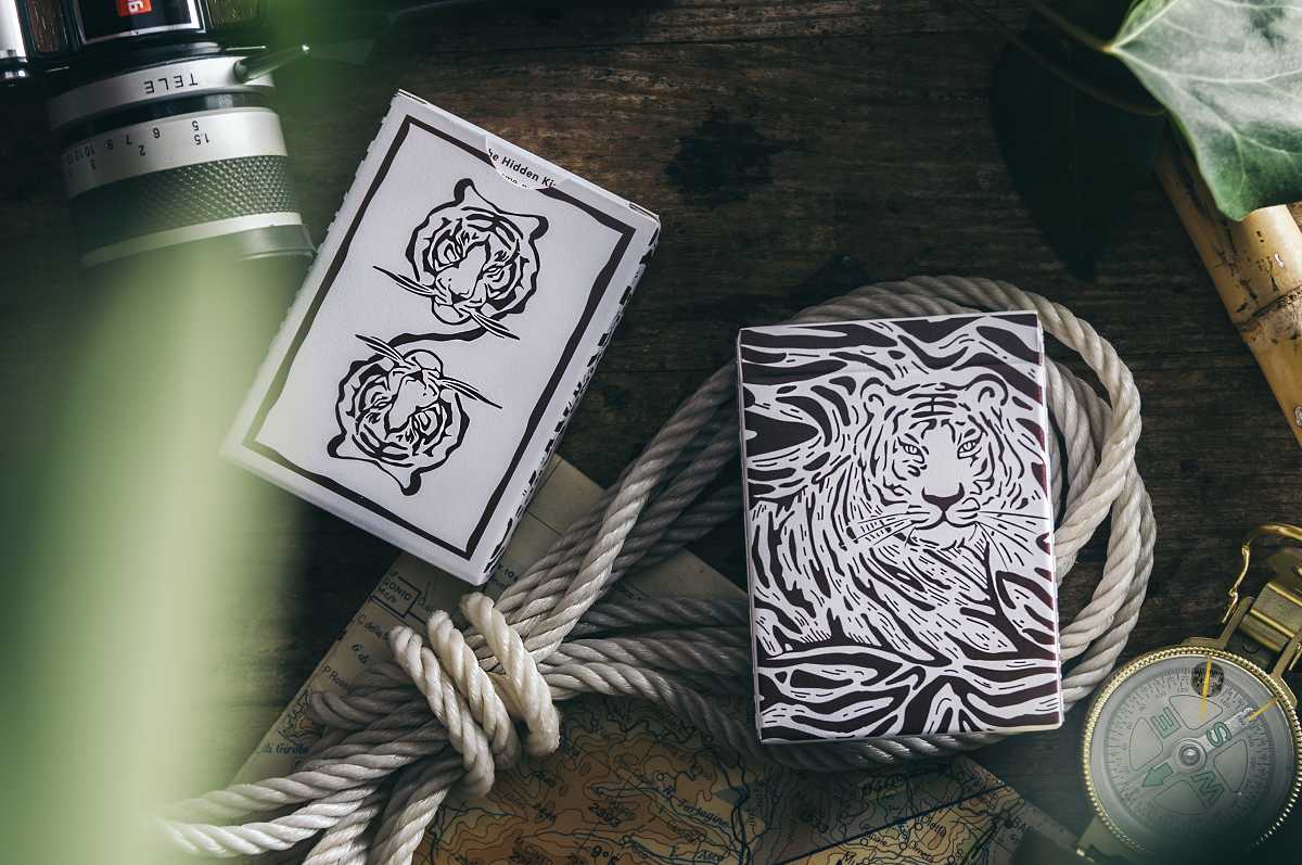 The Hidden King Playing Cards สีขาว