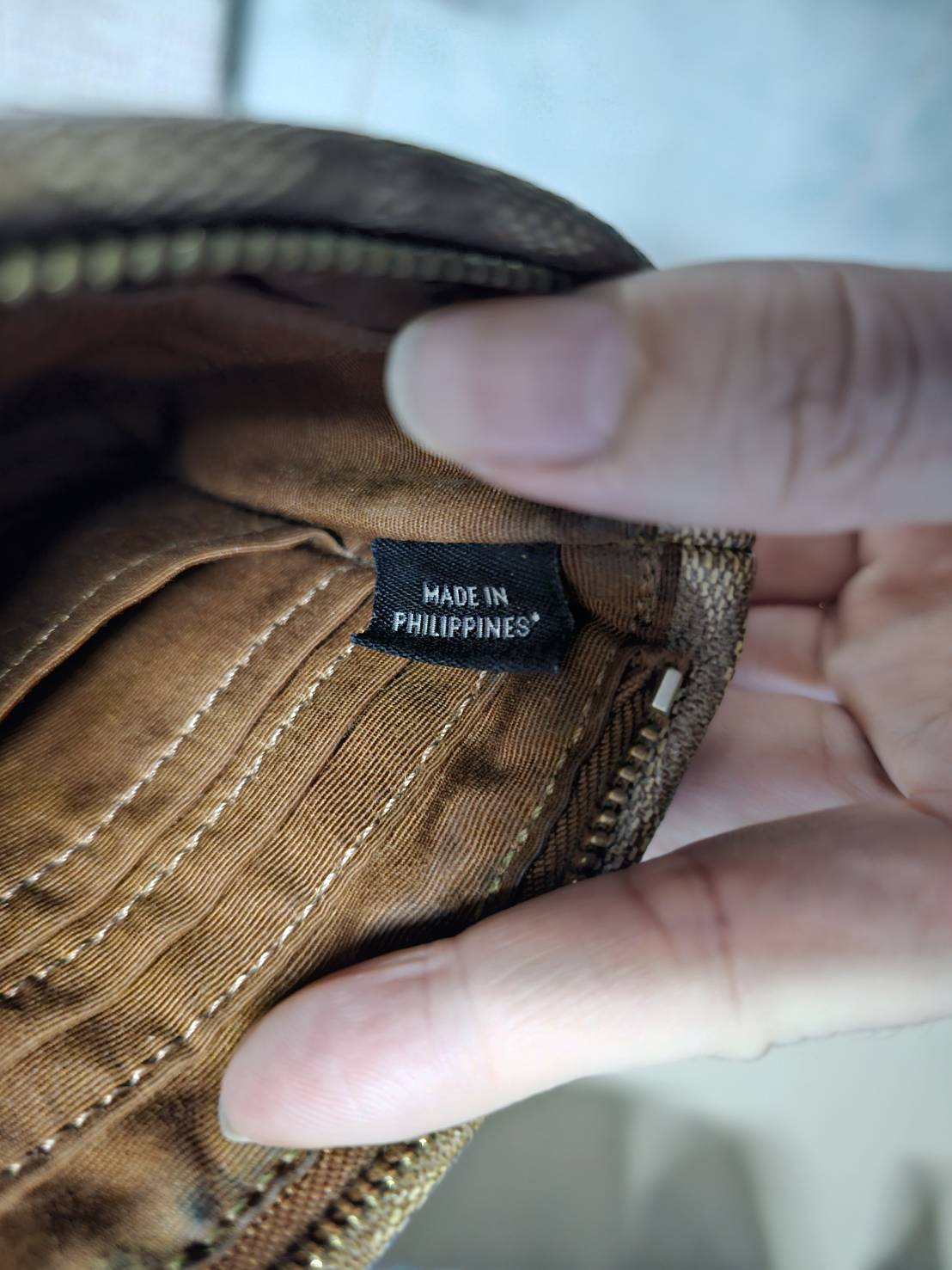 กระเป๋าสตางค์ คล้องมือ 1 ซิป COACH แท้ Signature Coated Canvas มือสอง สภาพดี ตำหนิเล็กน้อย