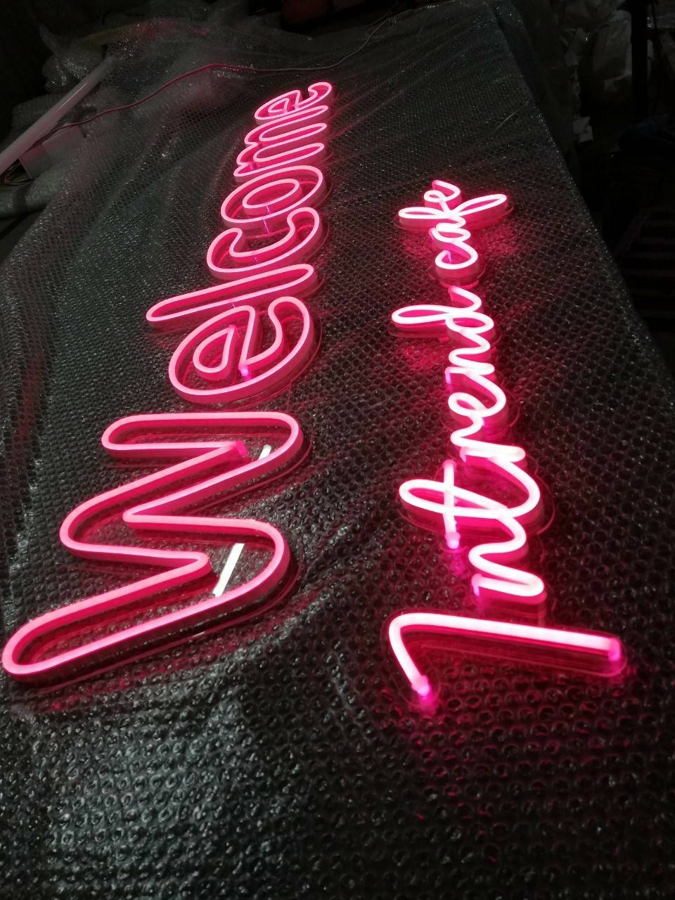 ป้ายไฟนีออน LED แสงสีชมพู Welcome lntrend cake