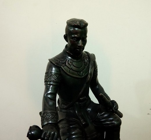 รูปหล่อ สมเด็จพระนเรศวรมหาราช พิมพ์หลั่งทักศิโณทก (รมดำล้วน) สูง46ซ.ม.