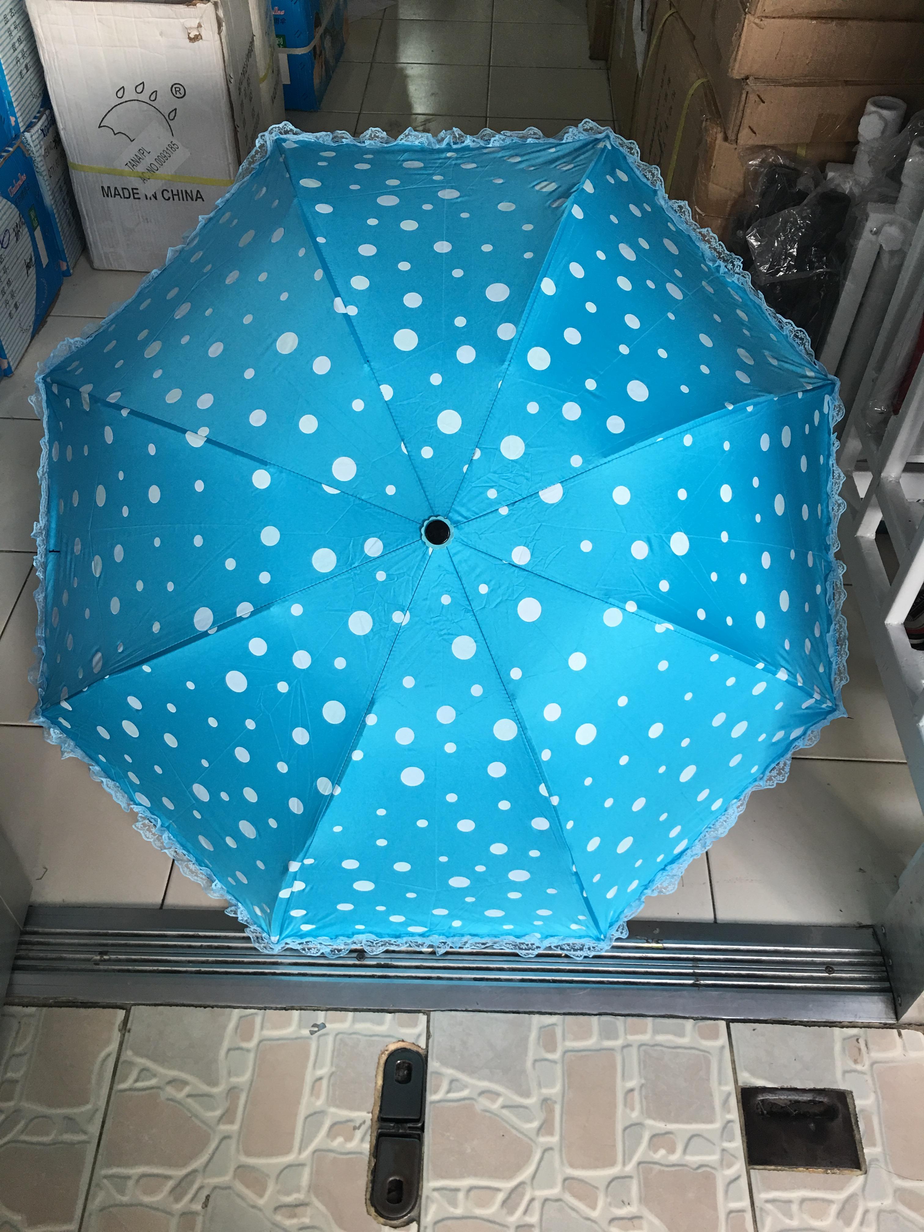 ร่มโค้งแฟชั่นลายจุดโดนแสงเปลียนสีได้ไม้มีระบายยูวีสีดำ