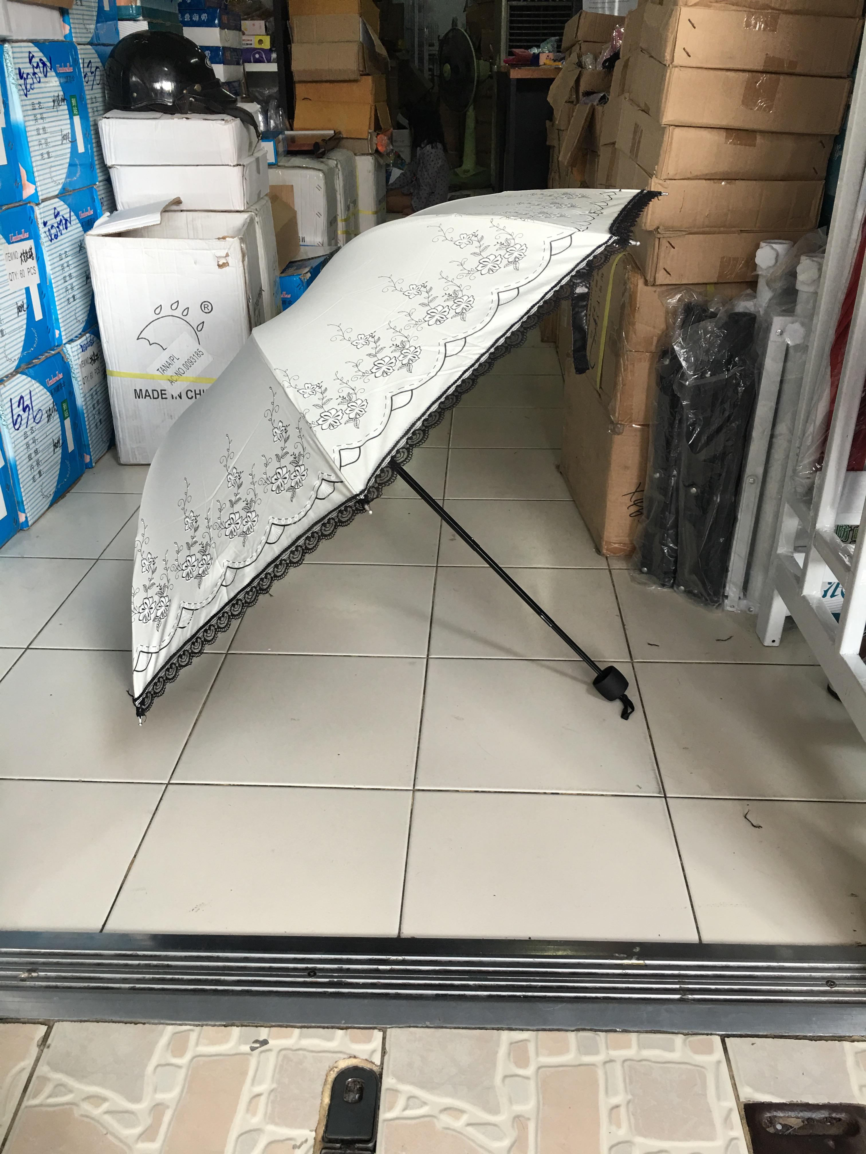 ร่มโค้งแฟชั่นลายดอกไม้มีระบายยูวีสีดำ