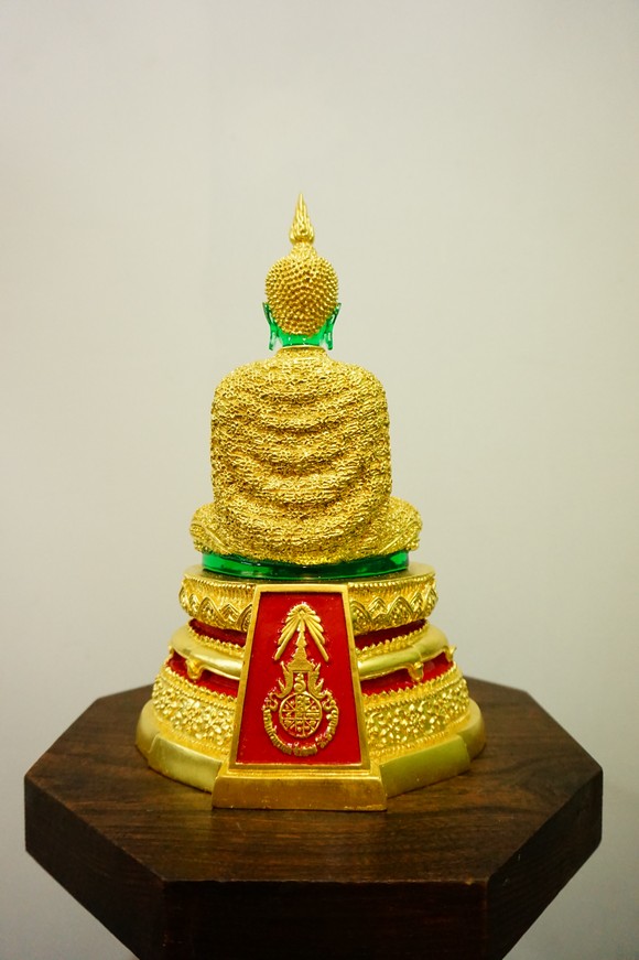 พระแก้วมรกต 5 นิ้ว ชุดฤดูหนาว ปิดทองแท้