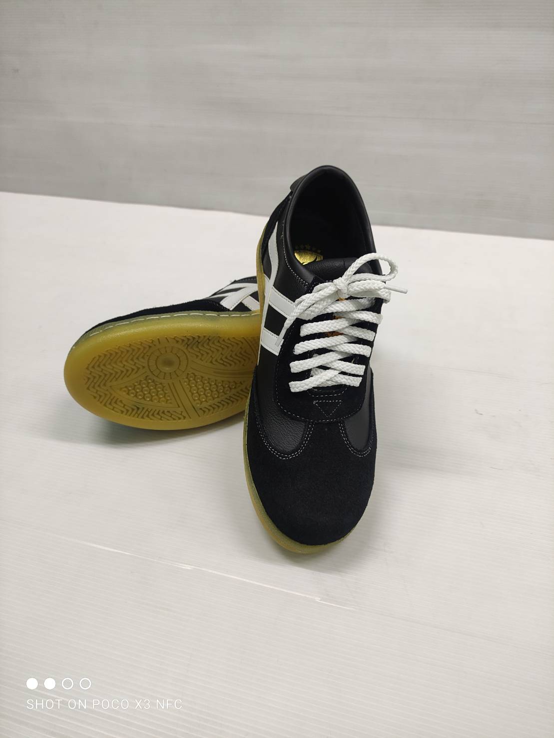 รองเท้าเซฟตี้ รุ่นตองพีหนังกลับสีดำล้วนแถบขาวคู่ ไซส์37-45