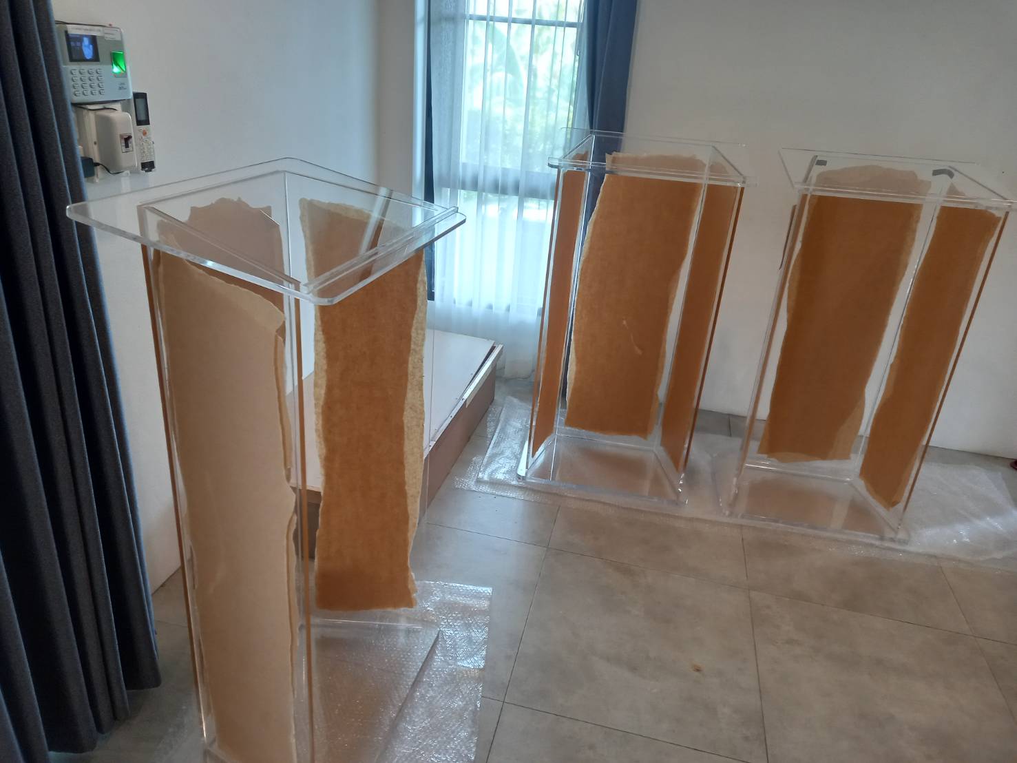 ป้ายโพเดียมอะคริลิคใส หรือ แท่นยืนบรรยาย