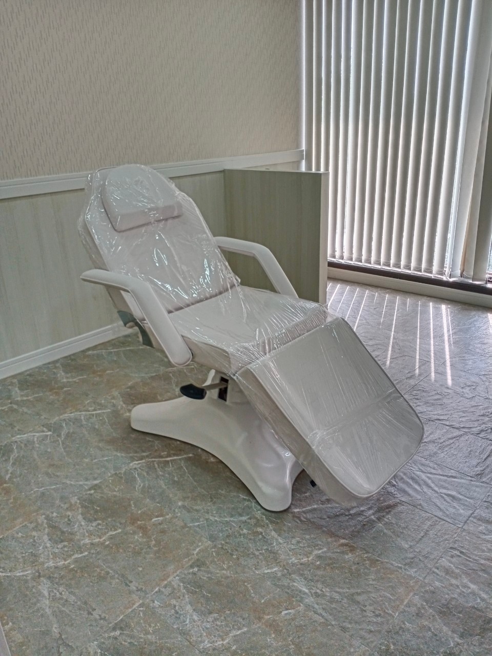 เตียงทรีทเม้นท์ เตียงสักคิ้ว ปรับความสูงได้ Hydraulic system รุ่น 8222