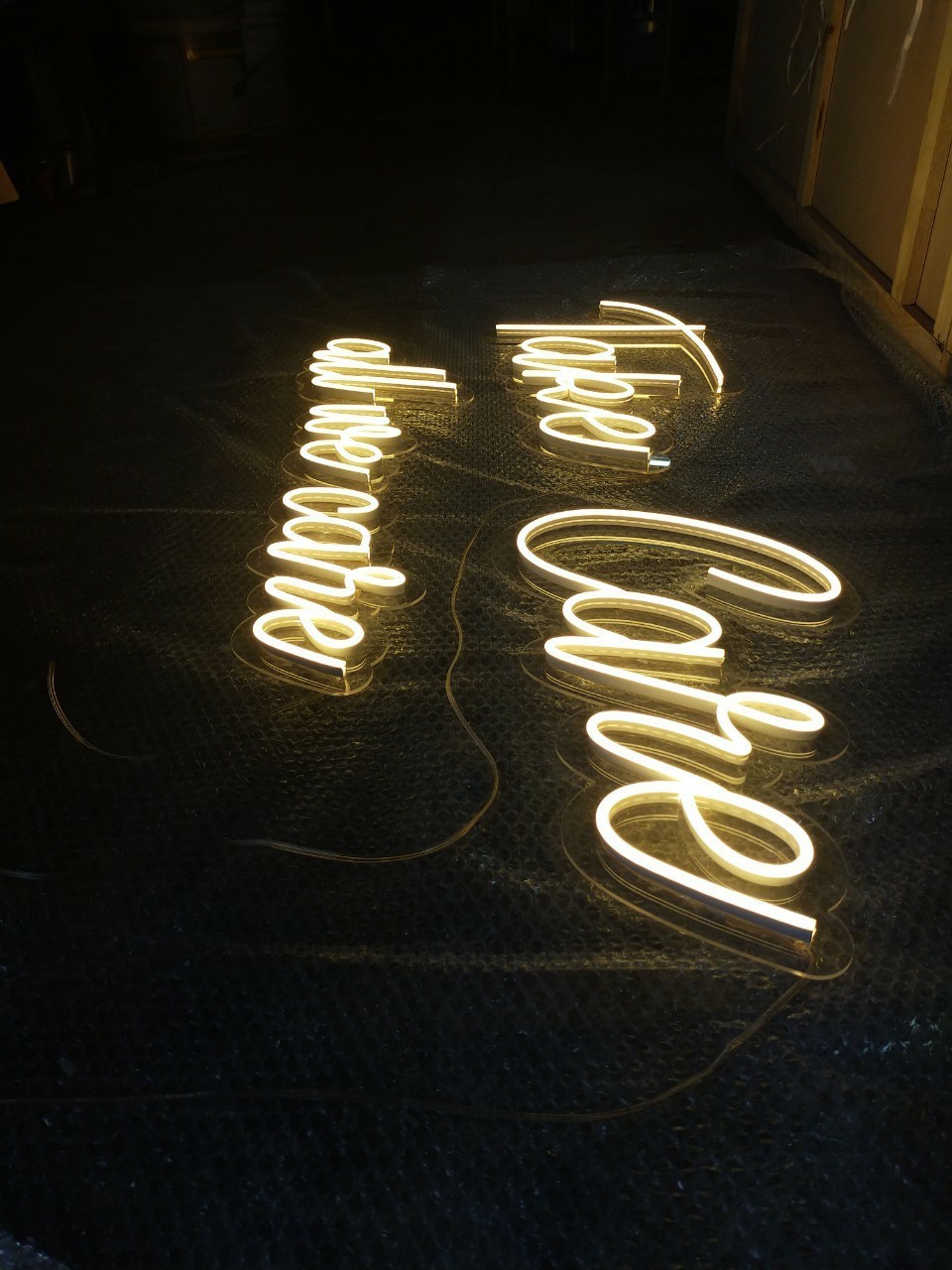ป้ายไฟนีออน LED อะคริลิคใสรองหลัง