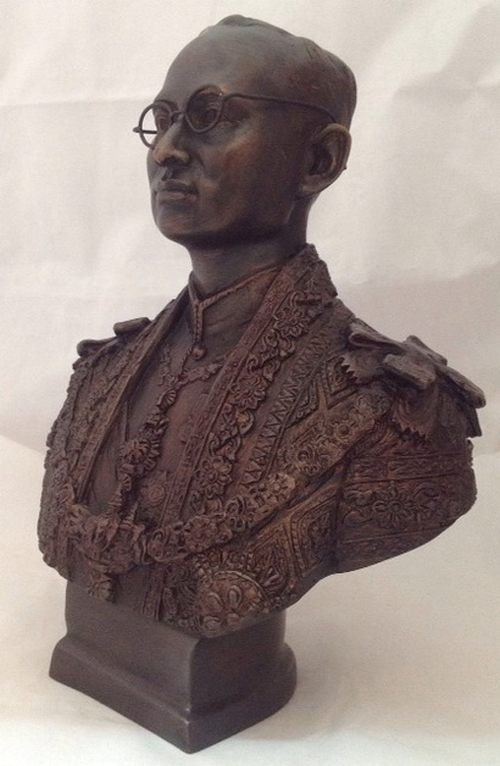 พระบรมรูป รัชกาลที่ 9 พิมพ์ครึ่งตัว ทรงชุดครองราชย์ สูง 25 ซ.ม.