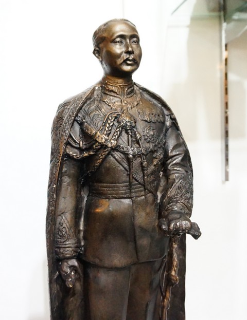 รูปหล่อรัชกาลที่ 5 ทรงชุดเสื้อคลุมกษัตริย์ ประทับยืน สูง55ซม.