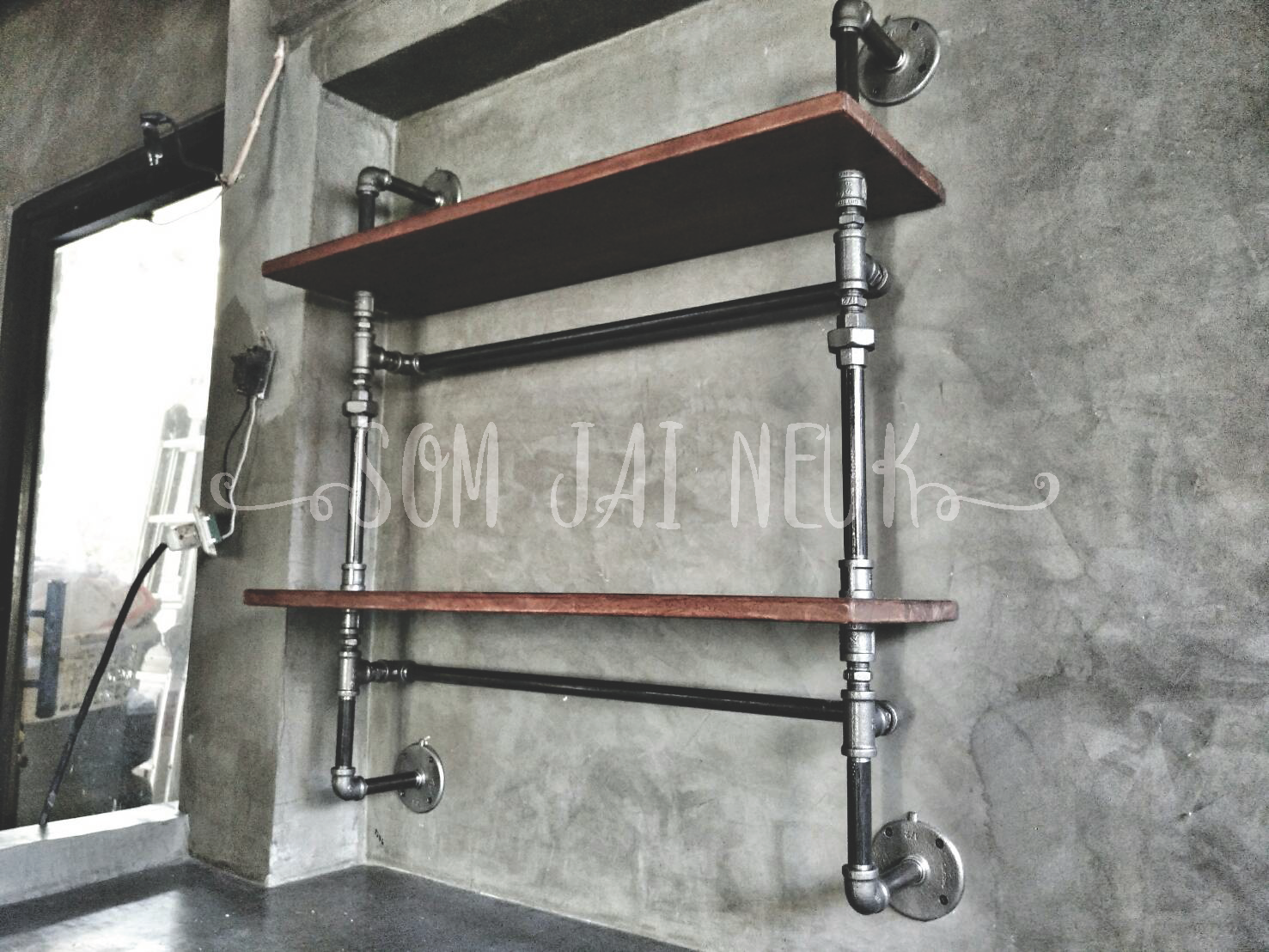 ชั้นวางของติดผนังสไตล์ Loft แบบ 2 ชั้น มีราวแขวนด้านใต้