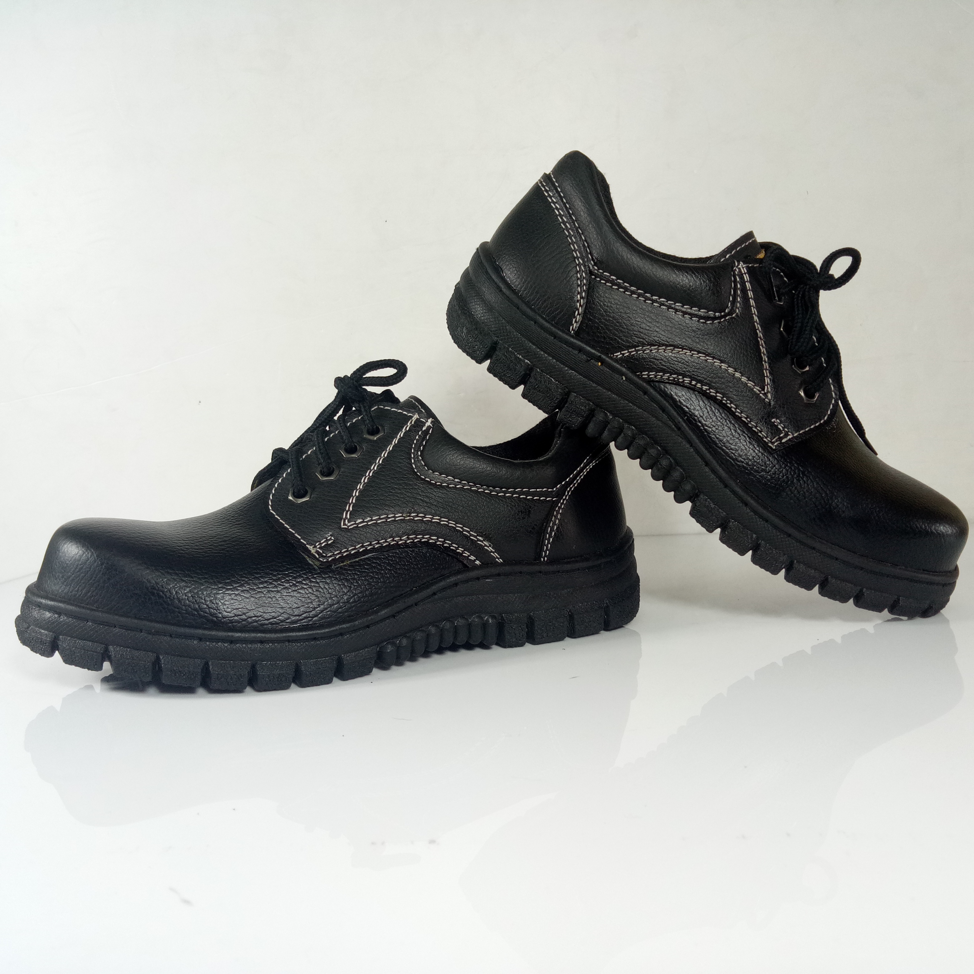 ร้องเท้าเซฟตี้ หนังพียูหัวเหล็ก สีดำ