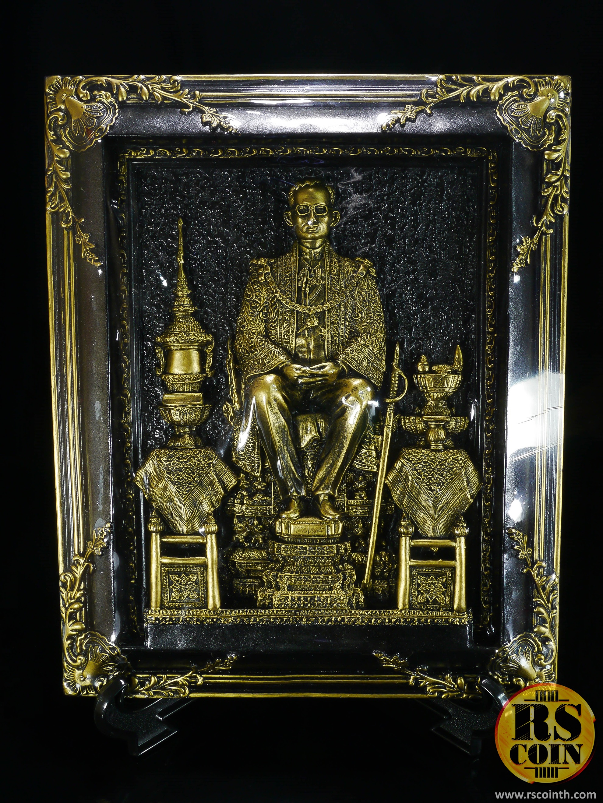 งานประติมากรรม ภาพนูนสูงพระบาทสมเด็จพระปรมินทรมหาภูมิพลอดุลยเดชทรงประทับพระที่นั่งพุดตานกาญจนสิงหาสน์ (เนื้อยิปซัมปัดผงทองเหลือง)